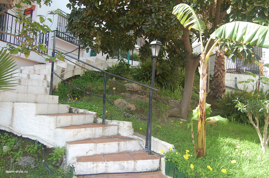 Аренда квартиры в Альмуньекаре на берегу  моря, лестница в сад