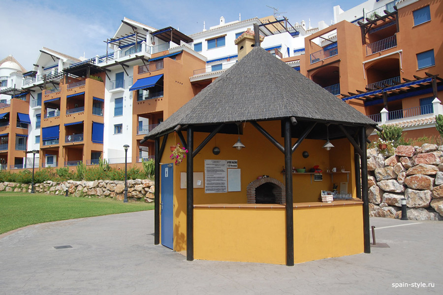 En la urbanización, Apartamento Residencial Galera Playa en primera línea, Almuñécar