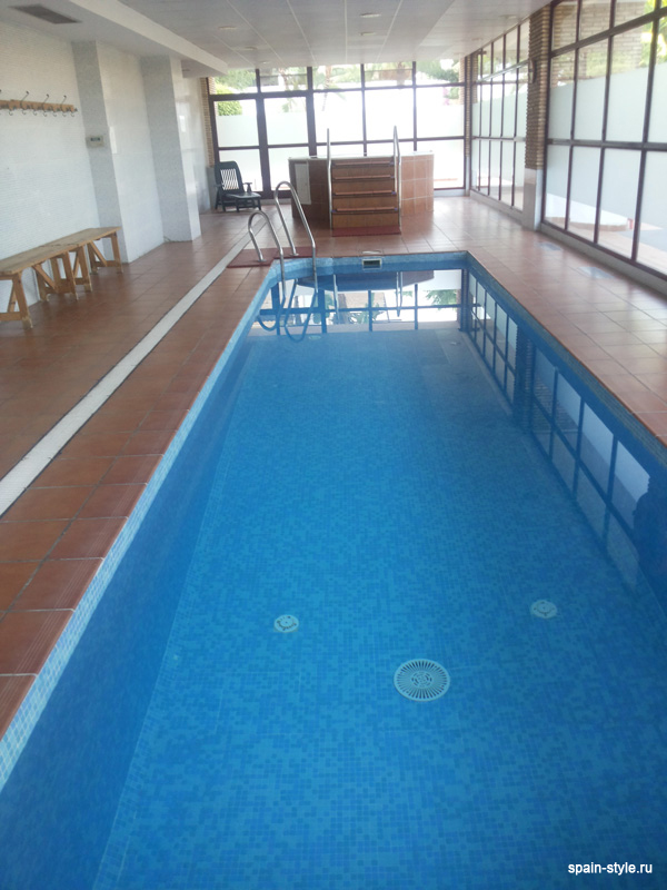 Квартира на море в Playa Granada  Golf Resort, Крытый бассейн в Club Social