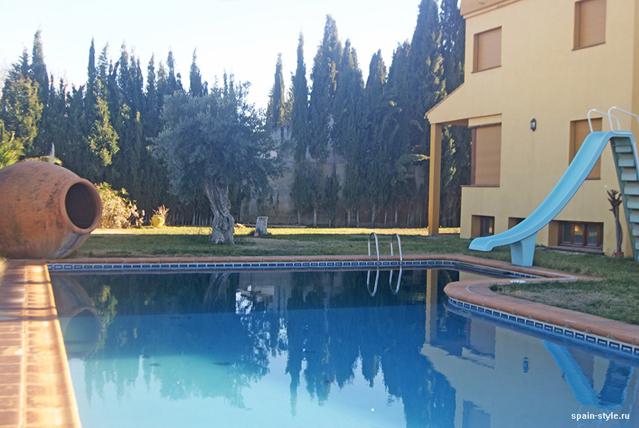 Swimming pool of 12 m long with a water slide