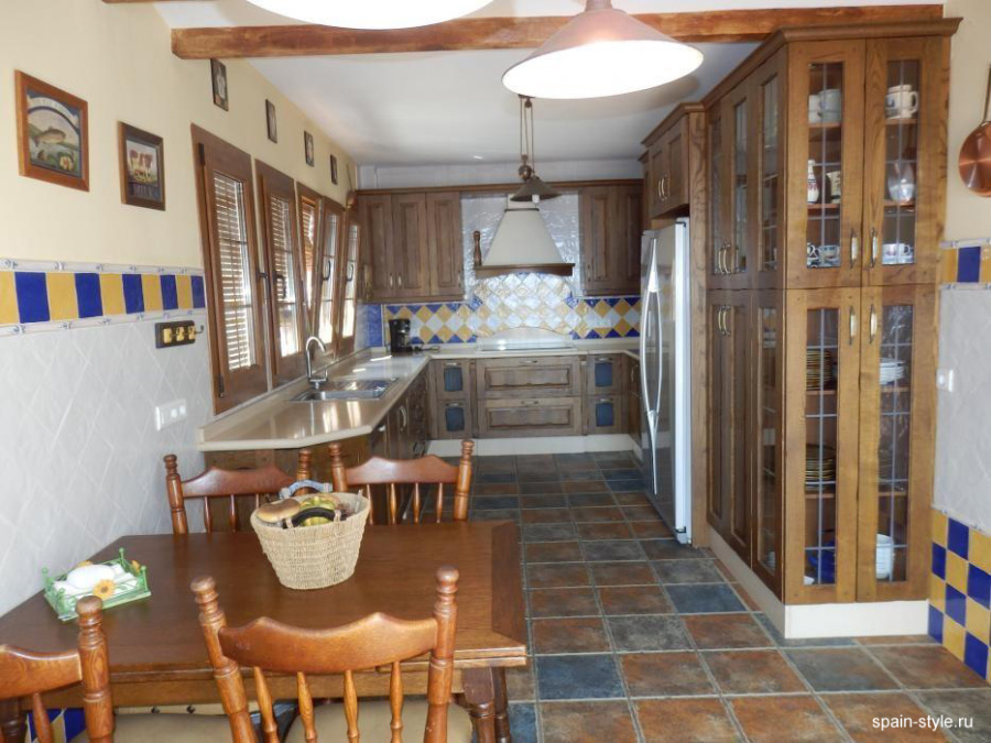 Fully equipped kitchen-dining room