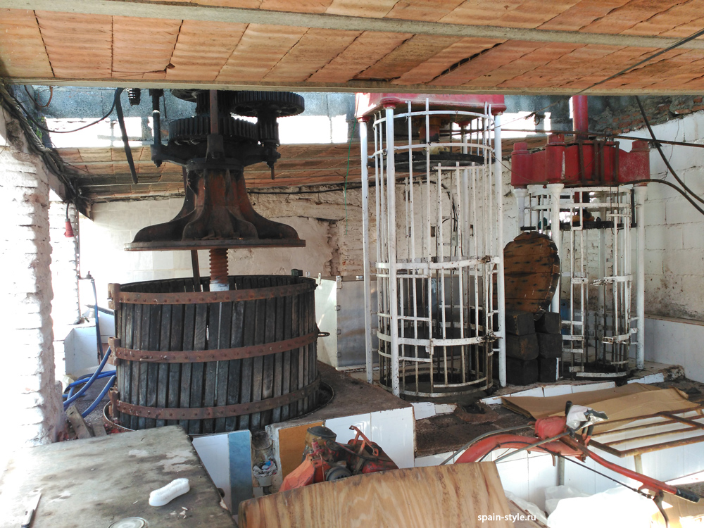 Winery, Oil mill and small winery in the  Sierra near the beach in Motril 