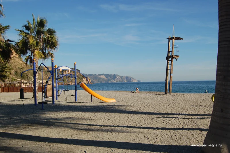 Parques infantiles en la playa de Nerja