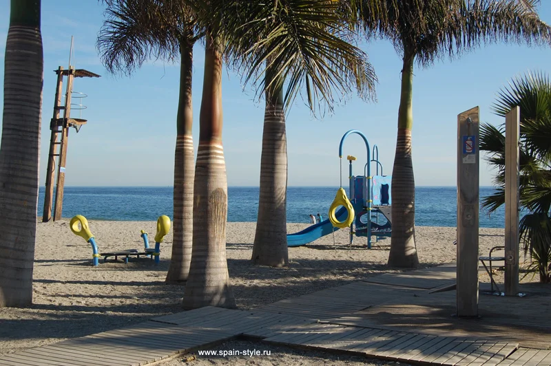 Parques infantiles en la playa de Nerja