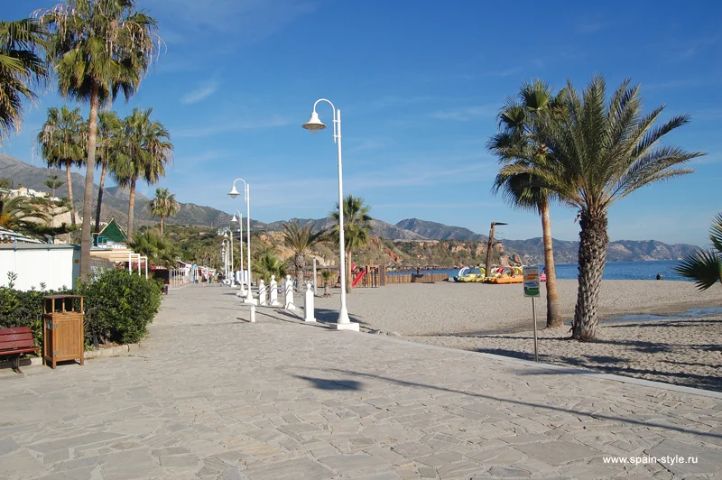 El paseo marítimo de la playa de Burriana en Nerja