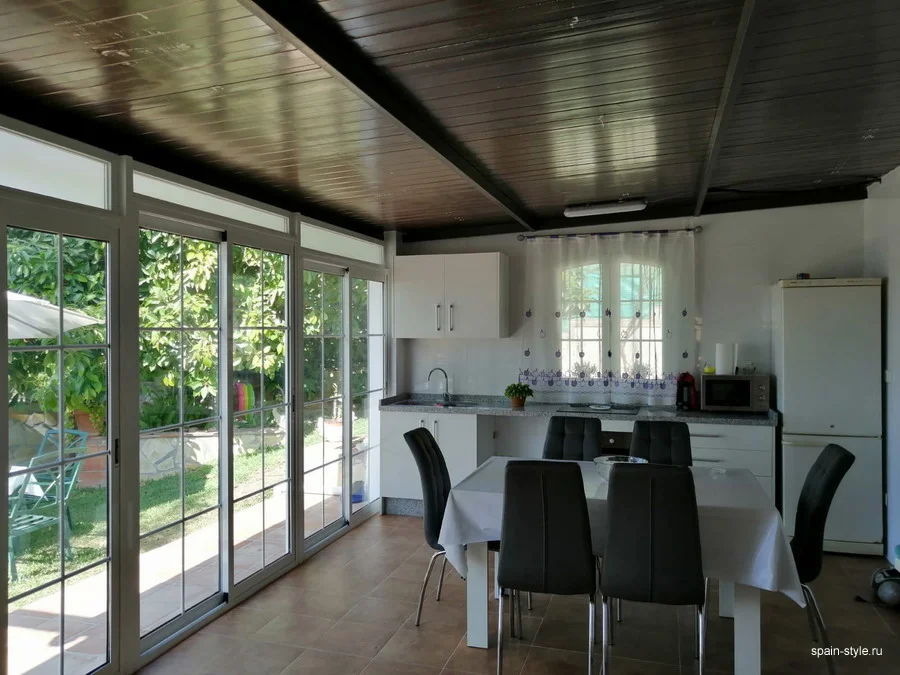 Cocina-comedor con salida a la terraza