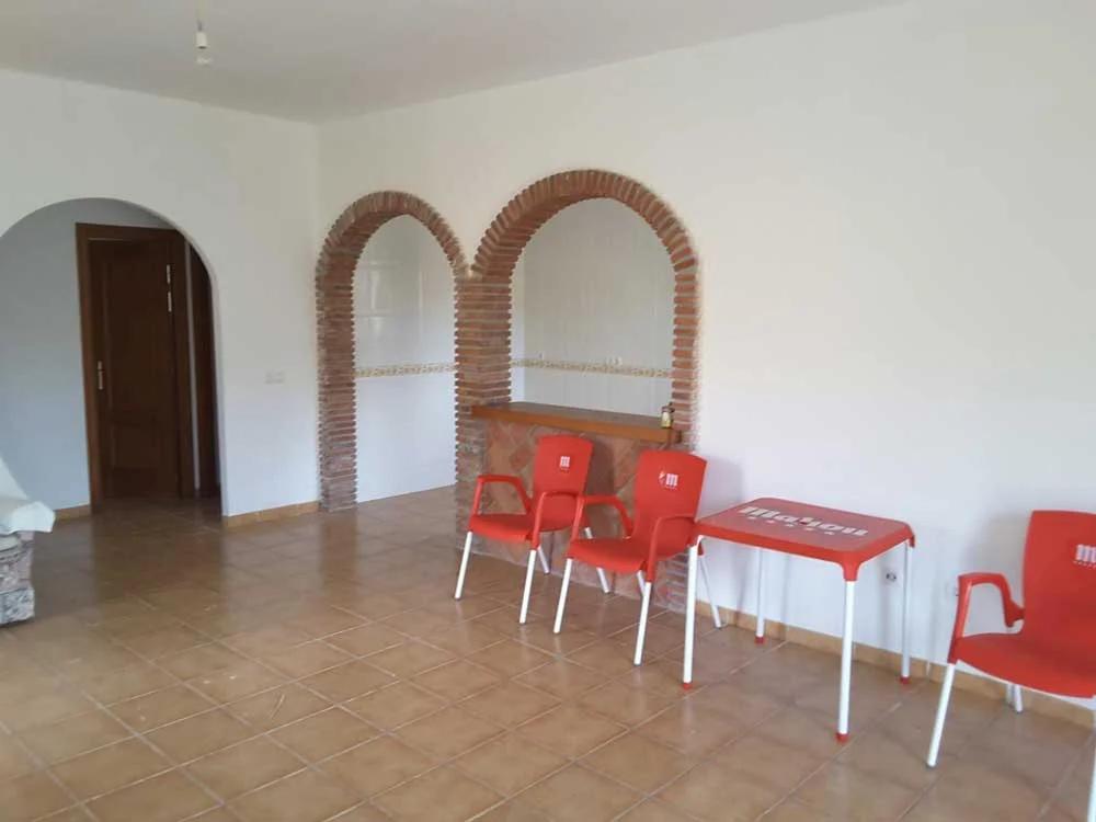 Cocina americana con barra y arco de ladrillo