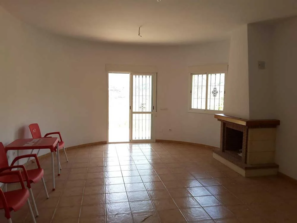 Un salón con chimenea y paredes ovaladas