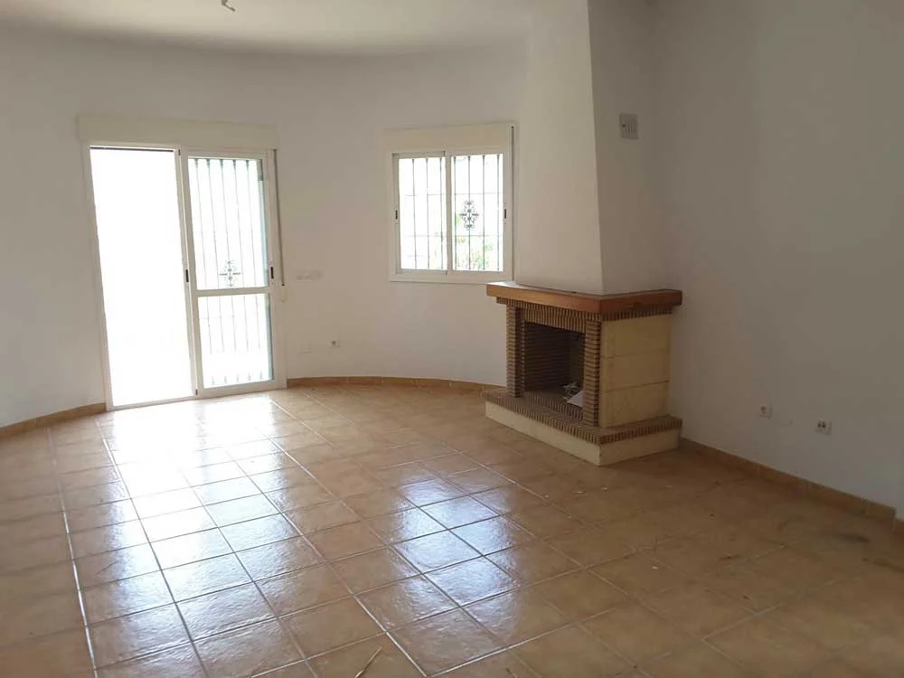Un salón con chimenea y paredes ovaladas