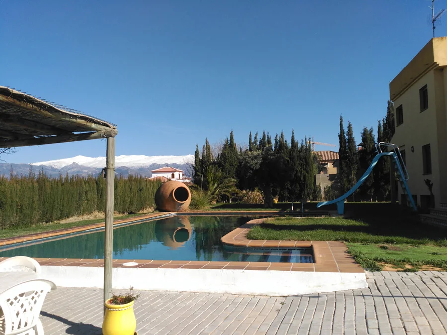 Piscina con vista a la montaña