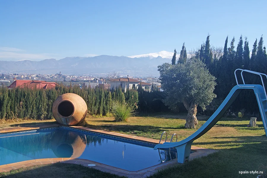 Piscina con vista a la montaña