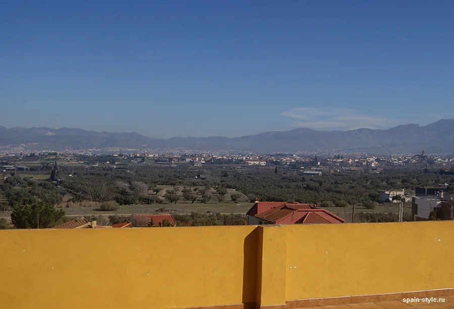 Vista desde el ático del pueblo y paisaje montañoso