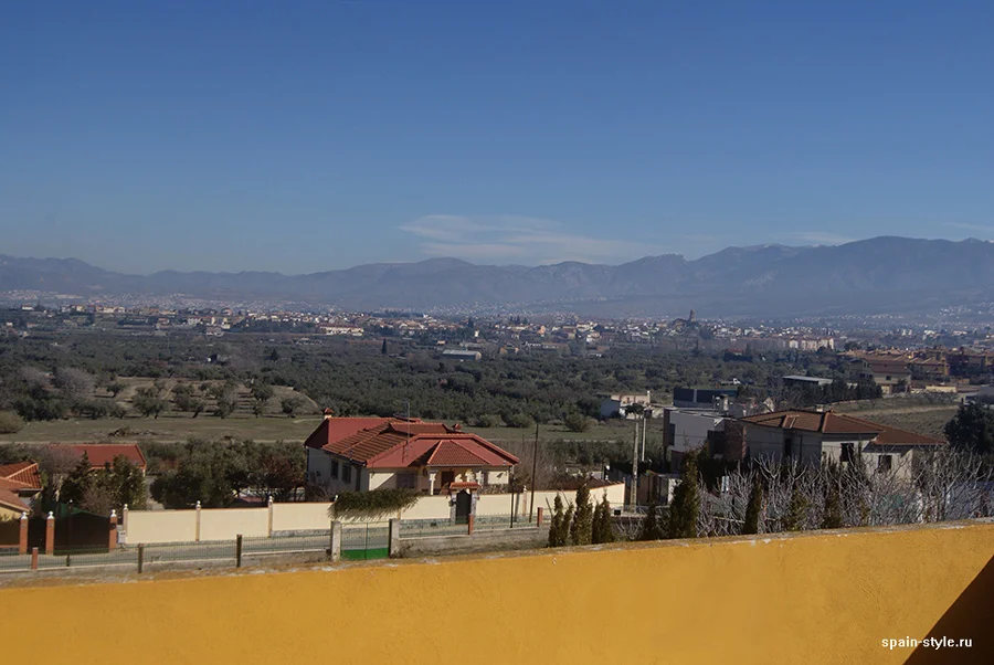 Vista desde el ático del pueblo y paisaje montañoso