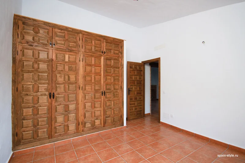 Dormitorio con armarios empotrados