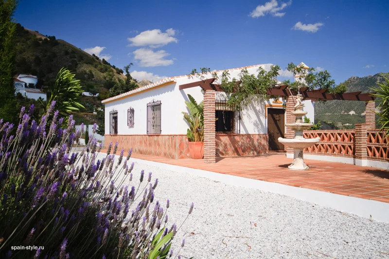Frente a la casa