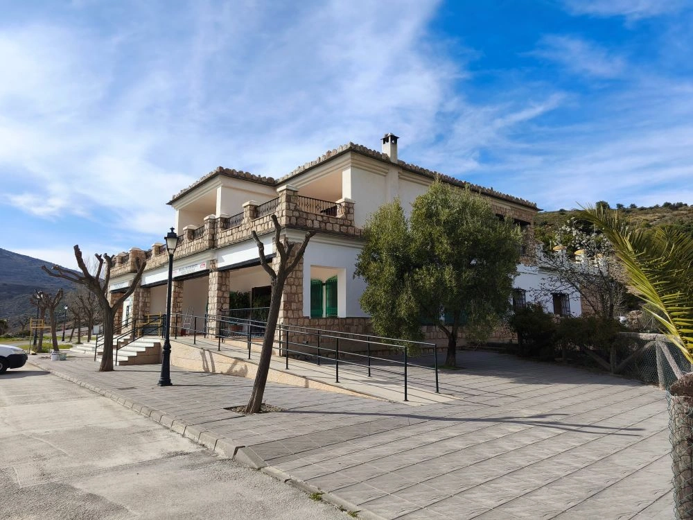 Готовый  гостиничный комплекс - отель с рестораном в Альпухарре 