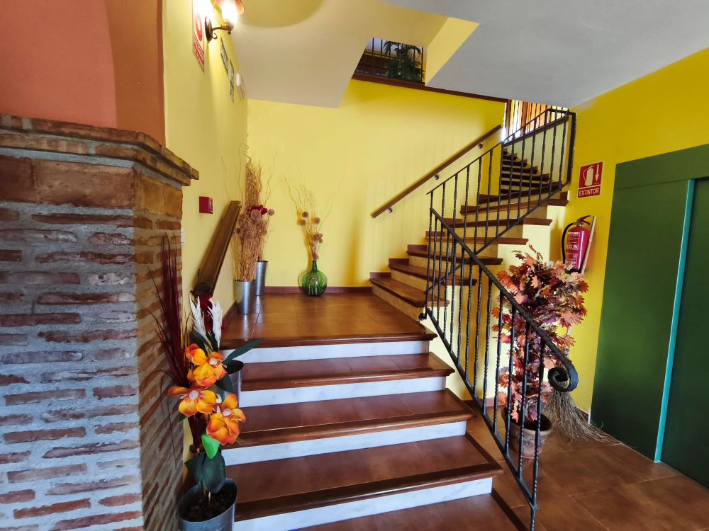 Лестница между этажами