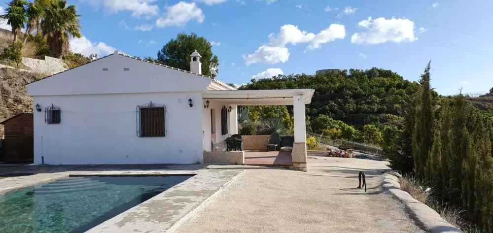 Piscina al lado de la casa