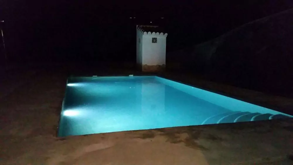 Piscina con iluminación nocturna