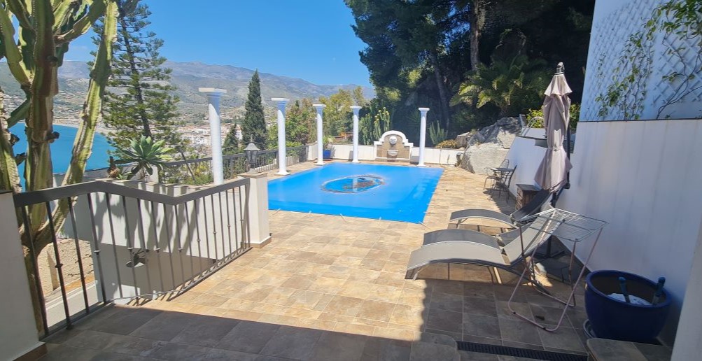 Pool and sea view 